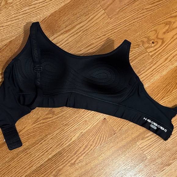 Under Armour Women's Sleek Black Sports Bra - Picture 3 of 5